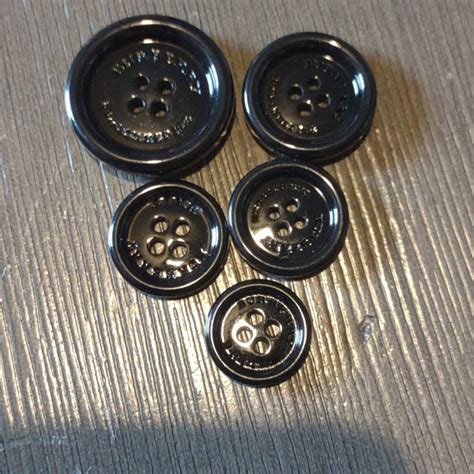 do burberry always have printed buttons|Burberry replacement buttons.